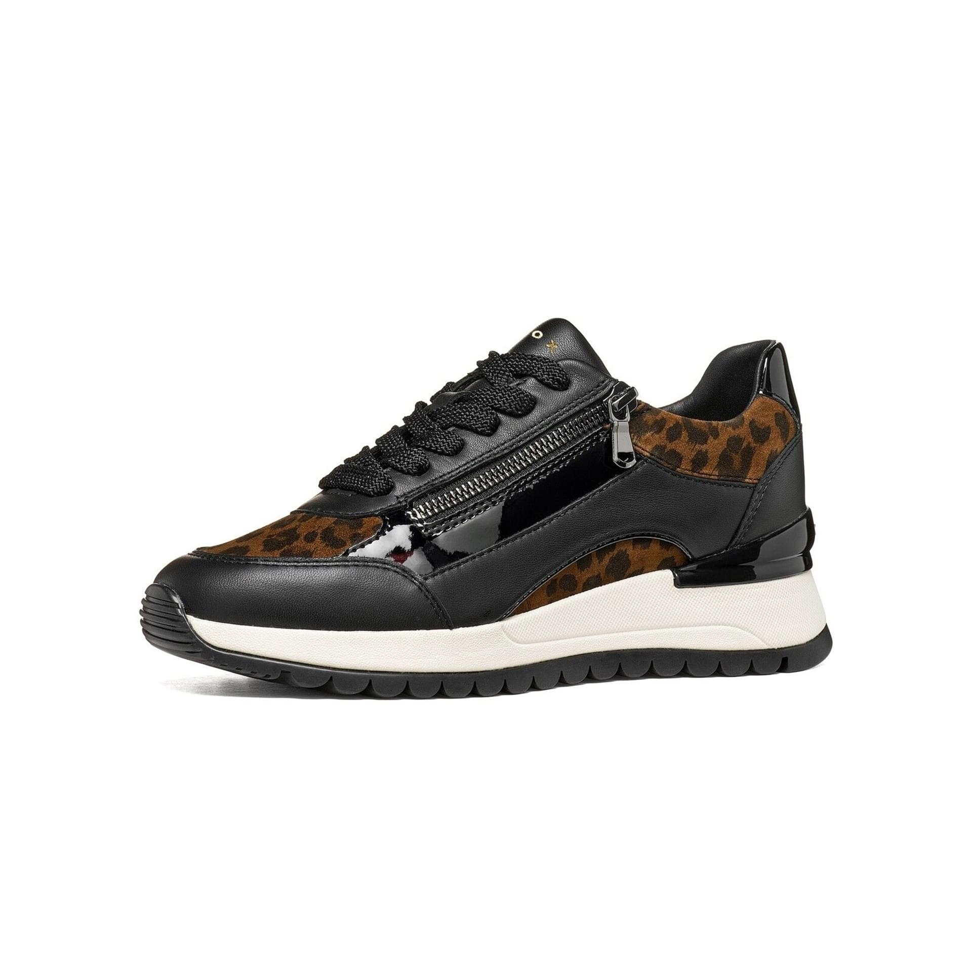 Geox Desya Baskets cuir in Black/Nut, vue trois-quarts (SKU D6600A_08521--C9BM6)