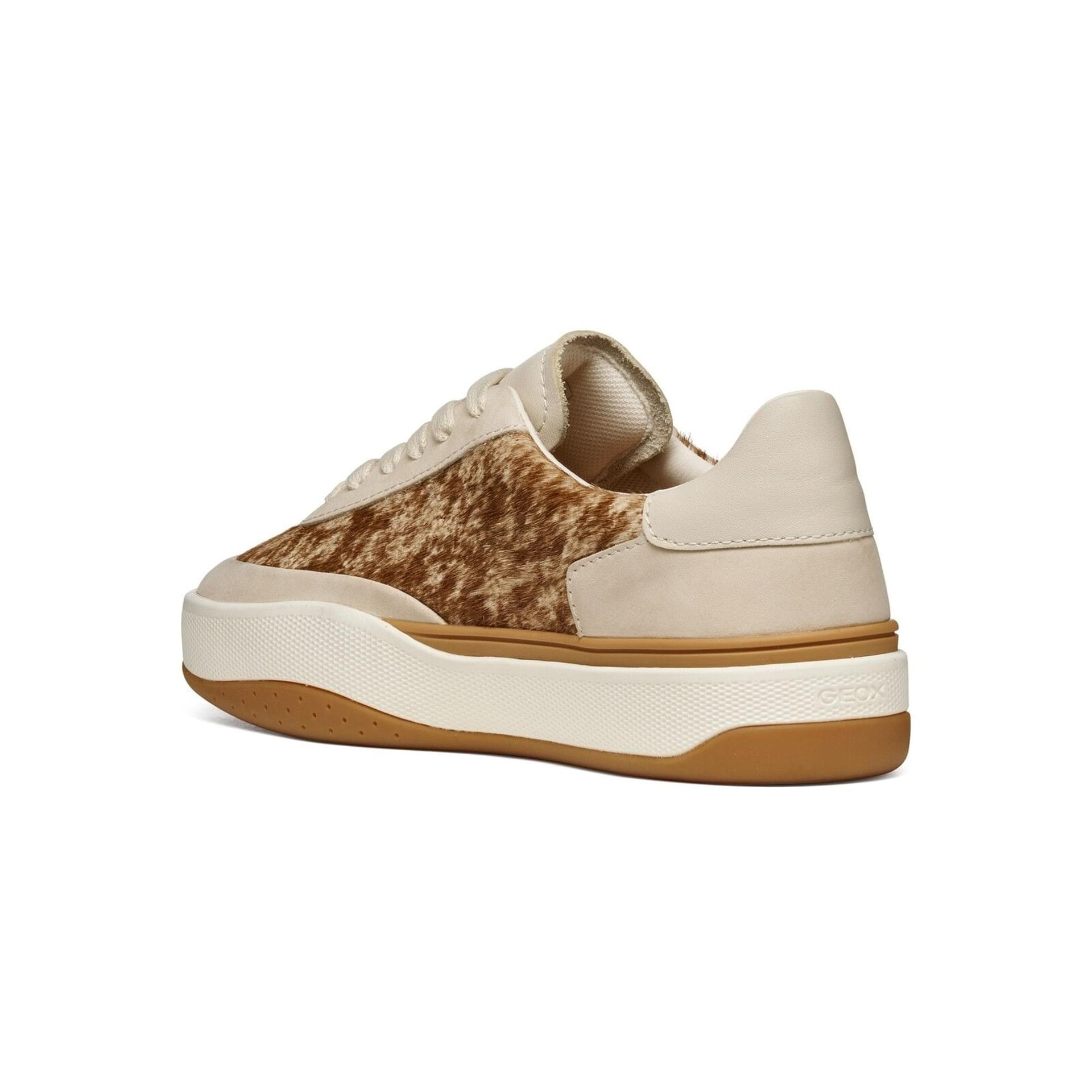 Geox Dynamia Sneakers in Papyrus, hoekaanzicht (SKU D655KA_0QS32--C1122)