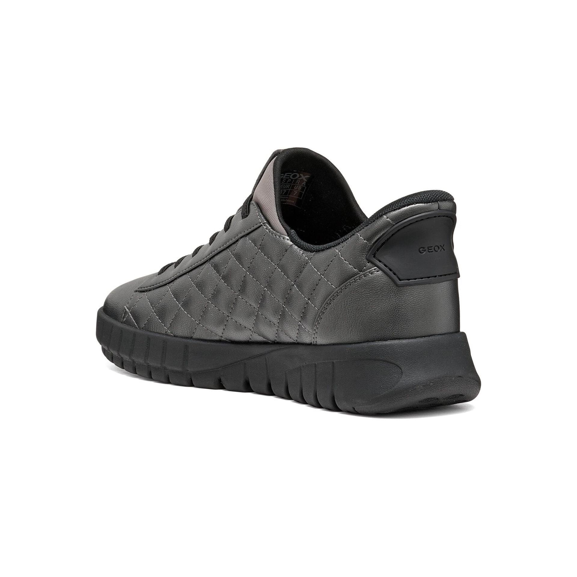 Geox Flextride Plus Baskets in Graphite, vue en angle (SKU D667SB_000NF--C1115)