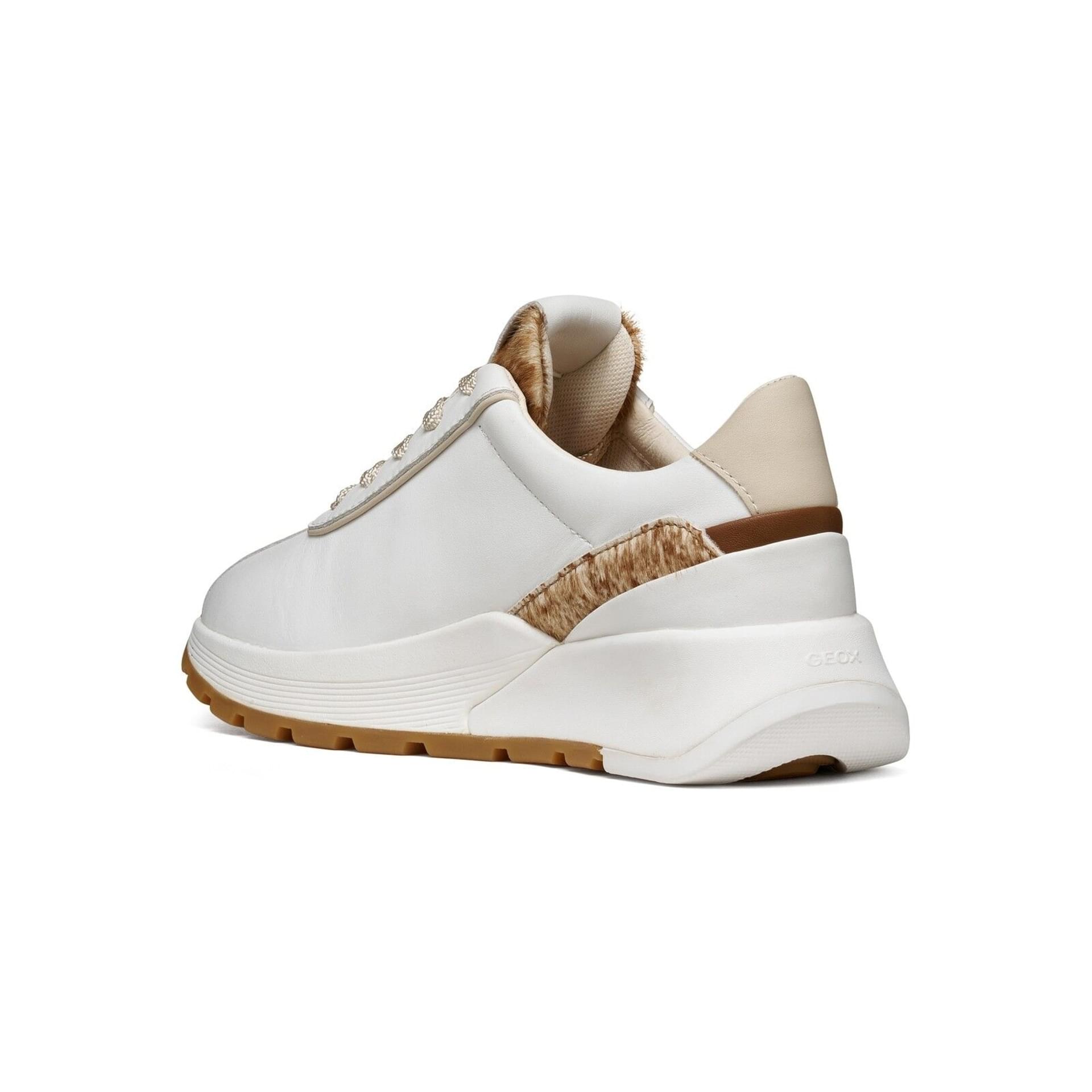 Geox Metropoli Baskets cuir in White/Papyrus, vue en angle (SKU D655JA_085QS--C1Z1S)