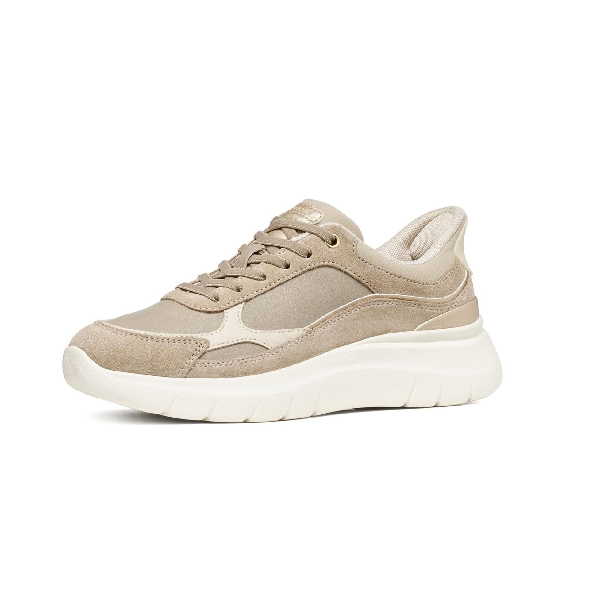Geox Plummery Plus Baskets cuir in Sand, vue trois-quarts (SKU D680JE_08522--C5004)