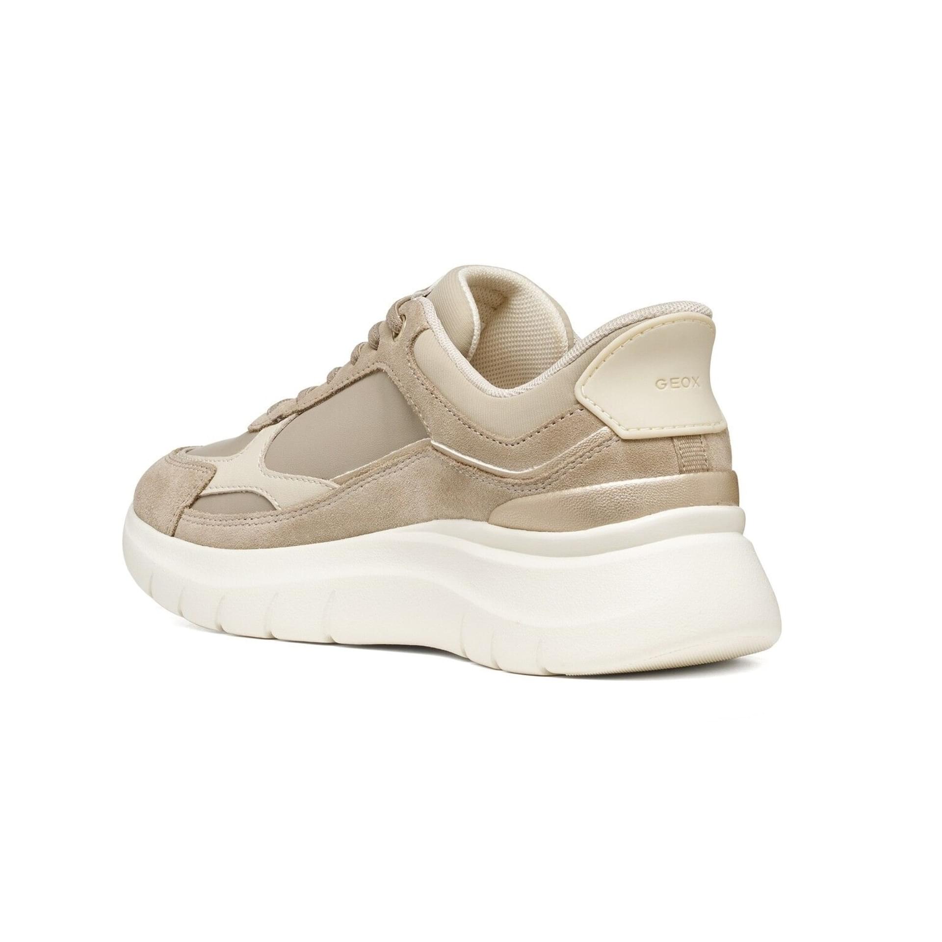 Geox Plummery Plus Baskets cuir in Sand, vue en angle (SKU D680JE_08522--C5004)