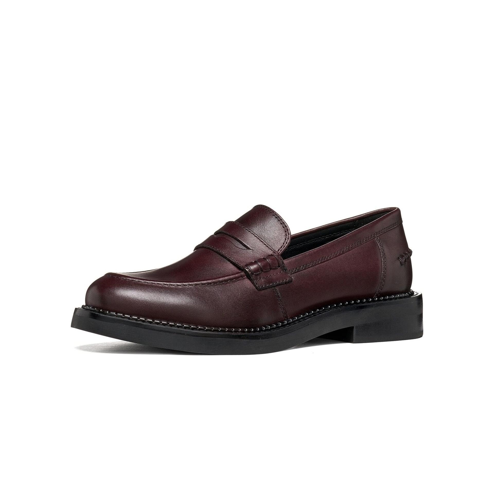 Geox Serilda Mocassins cuir in Dark Burgundy, vue trois-quarts (SKU D56WYE_00043--C7357)