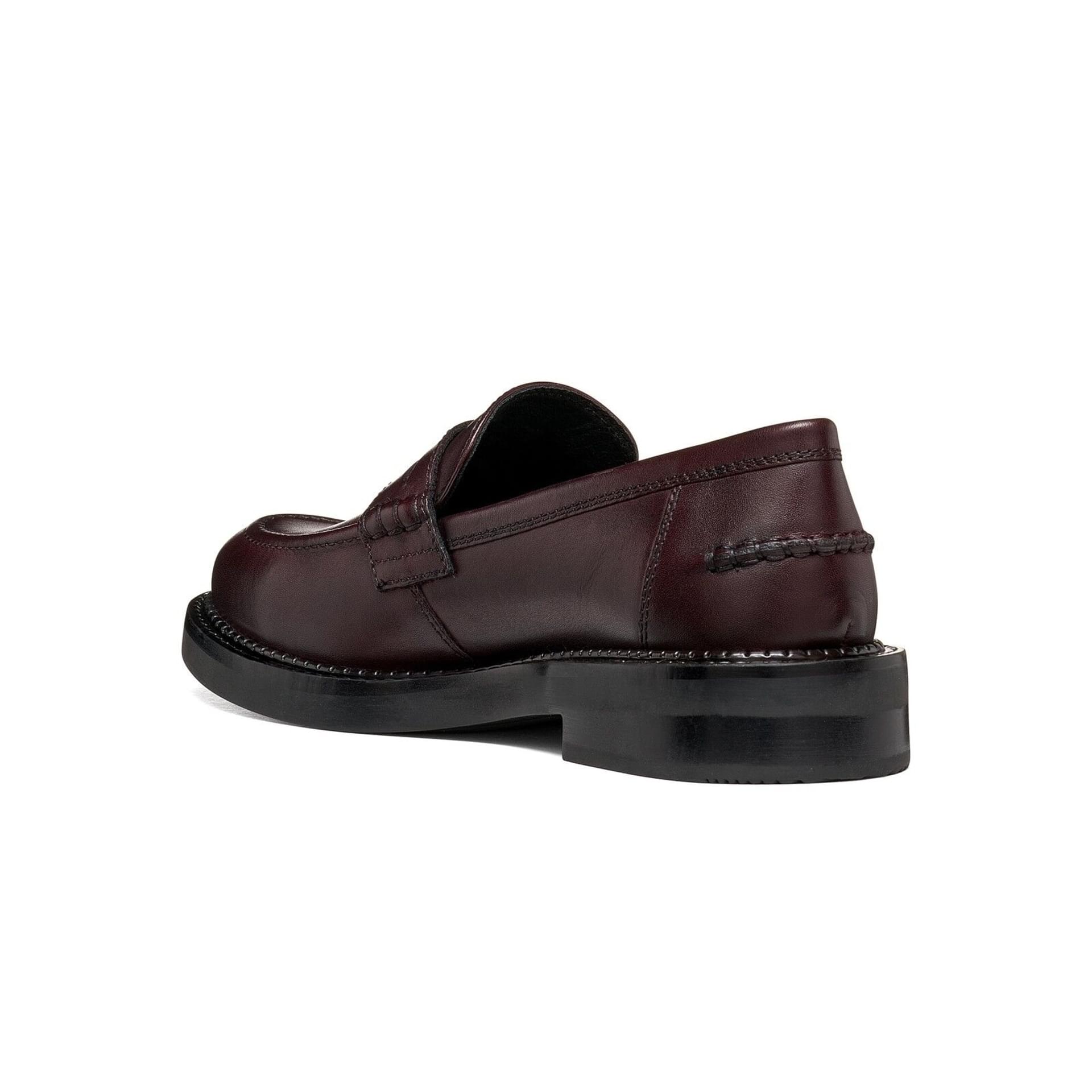 Geox Serilda Mocassins cuir in Dark Burgundy, vue en angle (SKU D56WYE_00043--C7357)