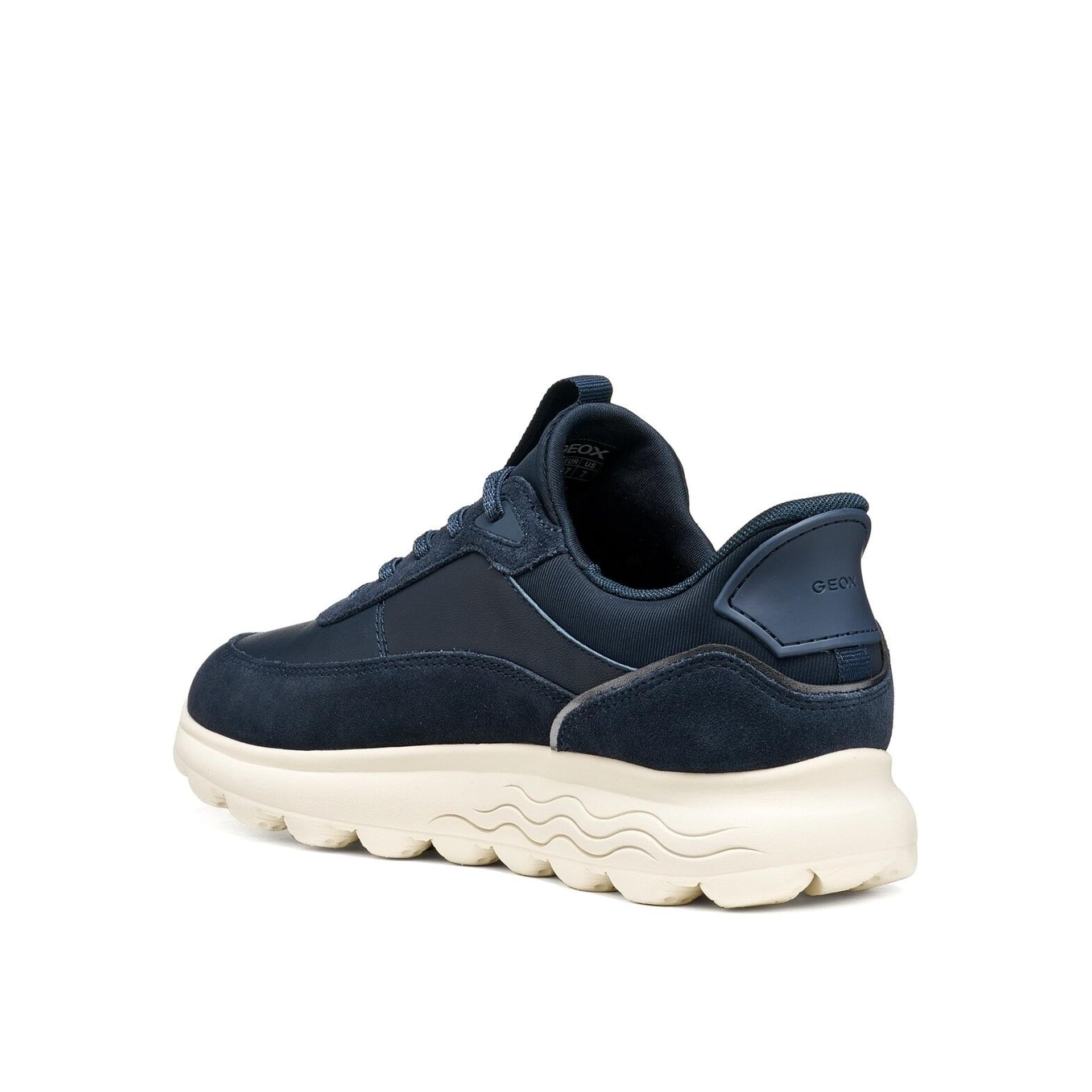 Geox Spherica Plus Baskets in Dark Navy/Graphite, vue en angle (SKU D567MB_08522--C4P1E)