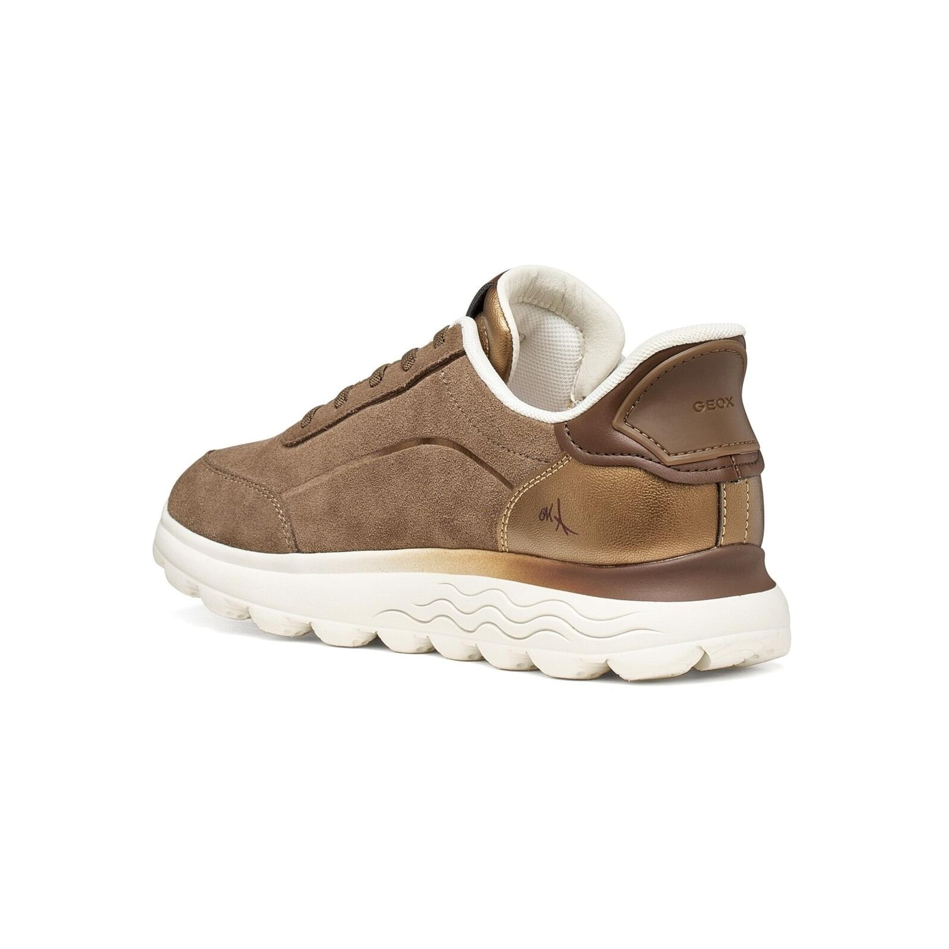 Geox Spherica Plus Baskets in Taupe, vue en angle (SKU D657MA_022NF--C6029)