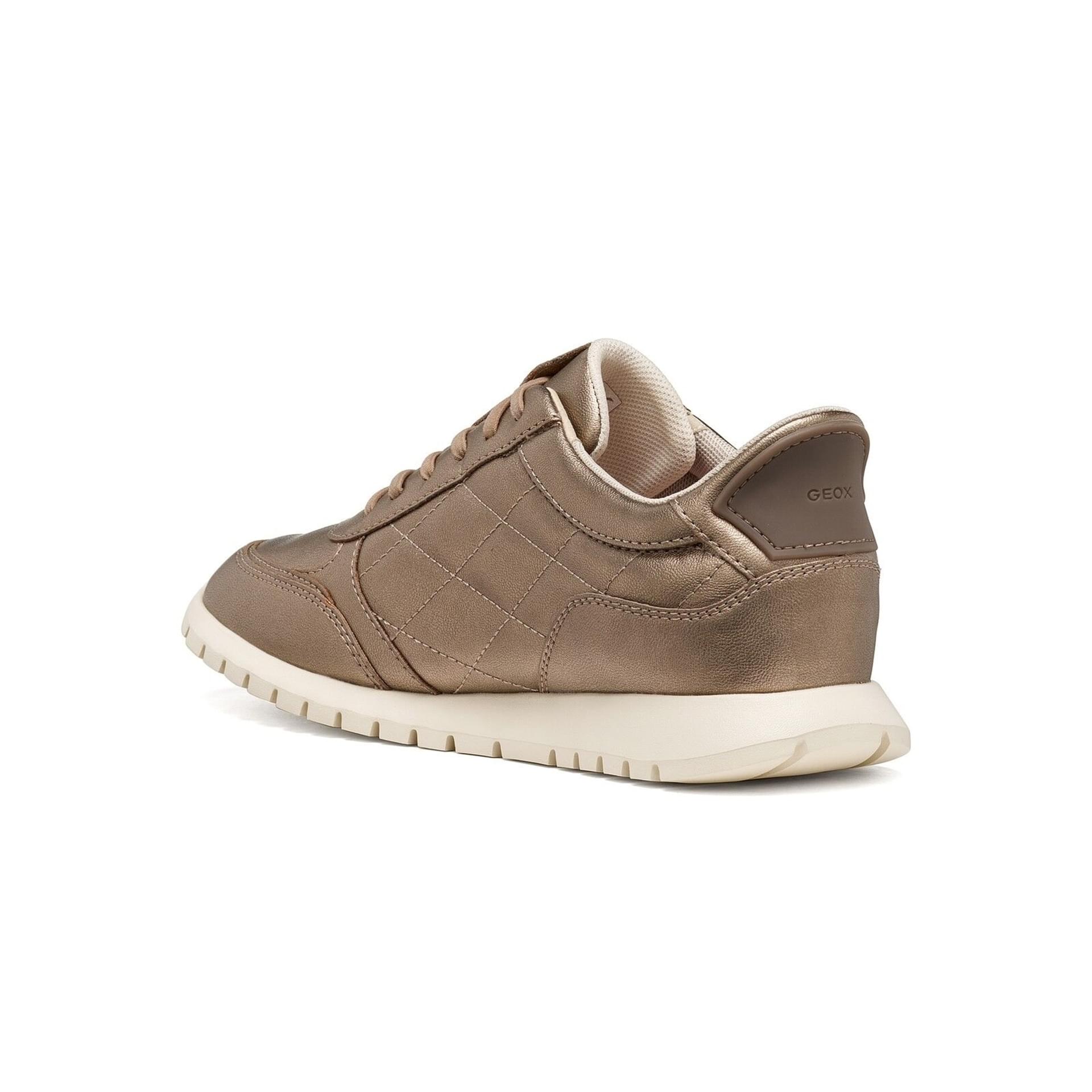 Geox Sukie 2.0 Plus Sneakers in Sand, vue en angle (SKU D680AA_000NF--C5004)