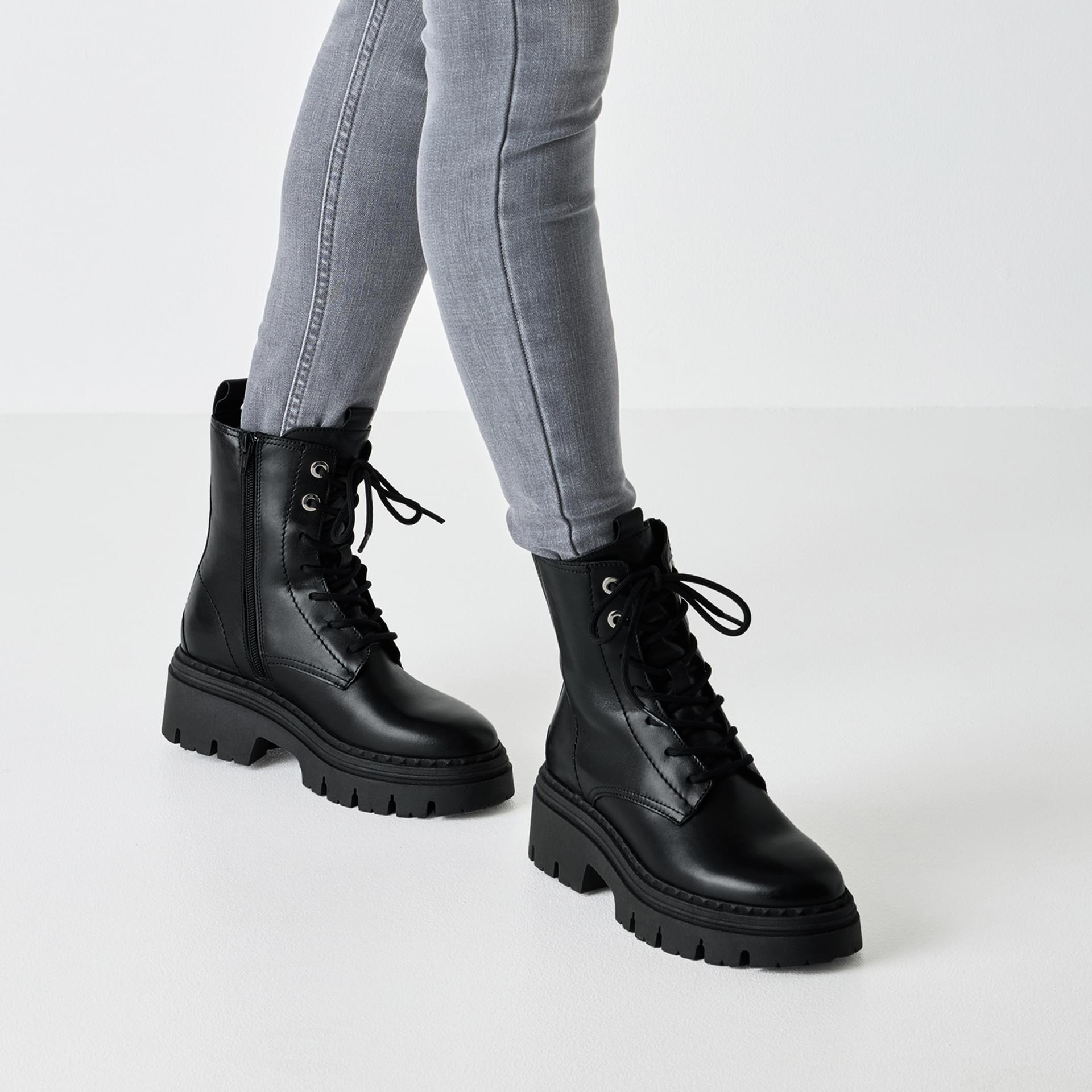 Tamaris Analisa Ankle Boots 1-25209-45 in Black Leather