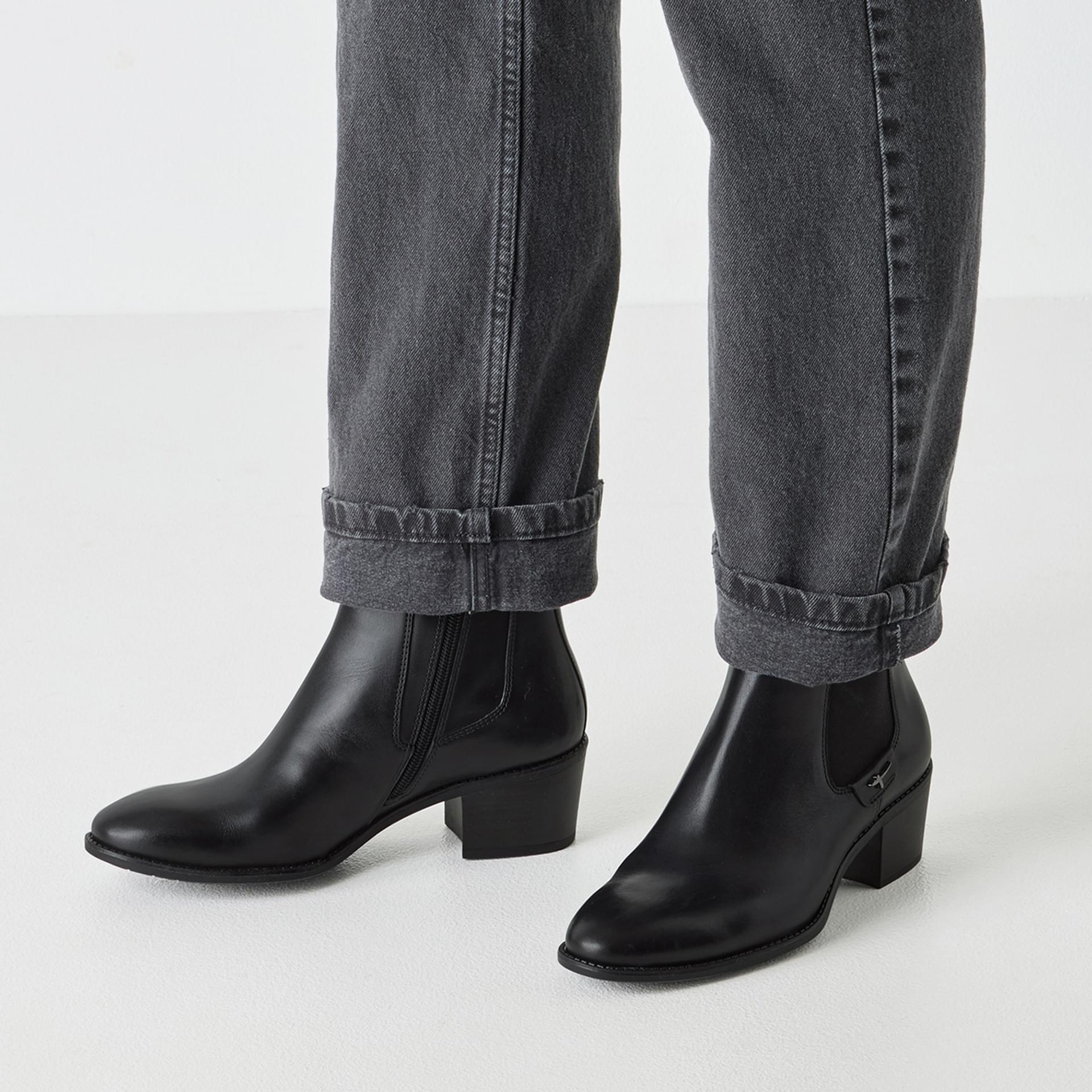 Tamaris Bresta Chelsea Boots 1-25325-45 in Black Leather