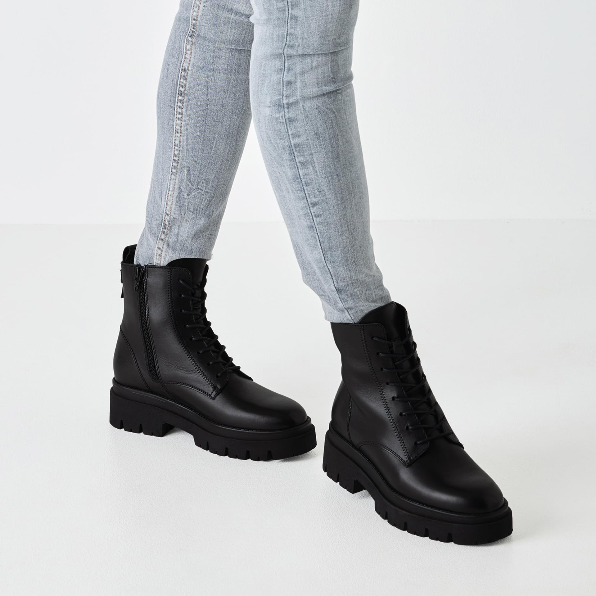 Tamaris Canado Ankle Boots 1-25268-45 in Black