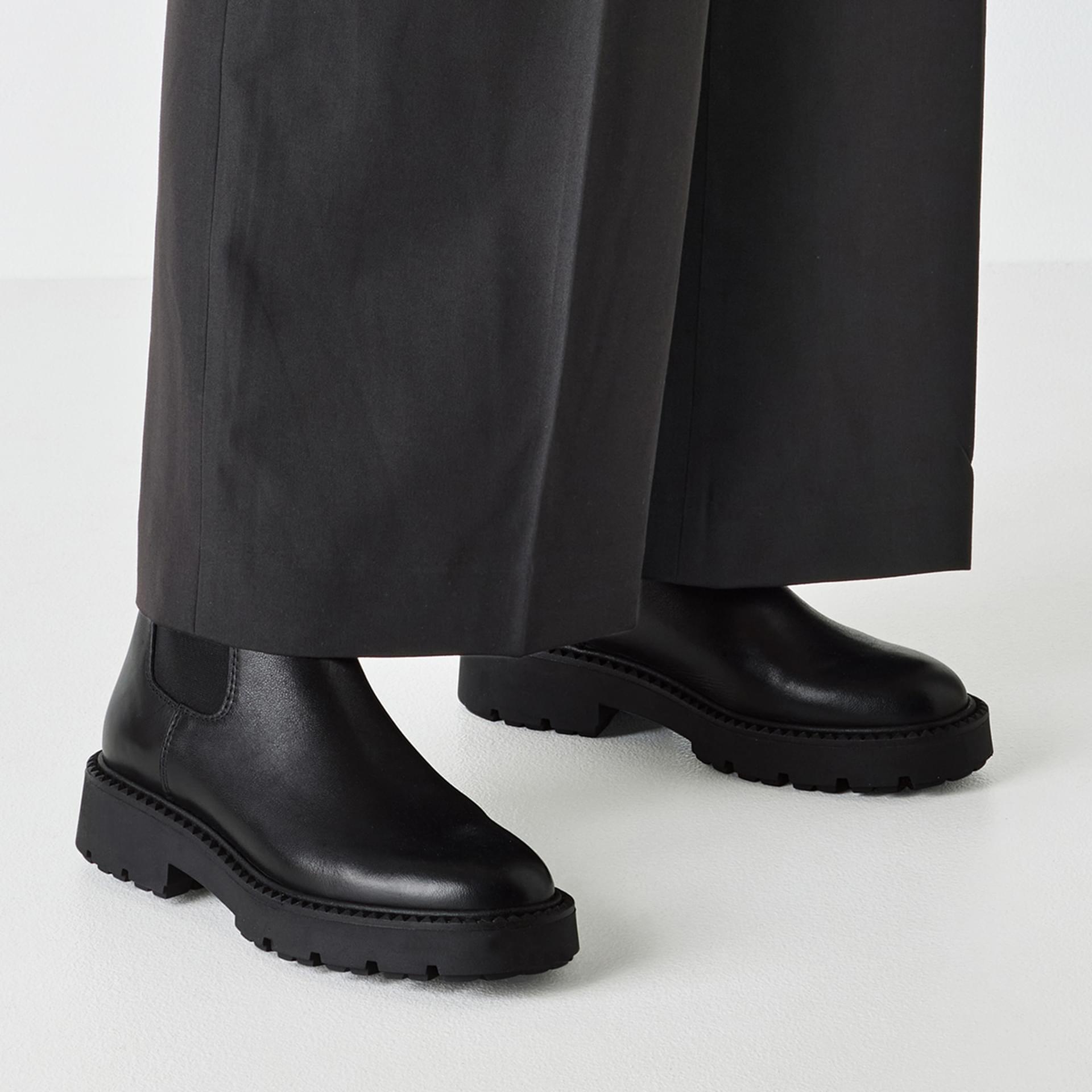 Tamaris Canado Chelsea Boots 1-25473-45 in Black Leather