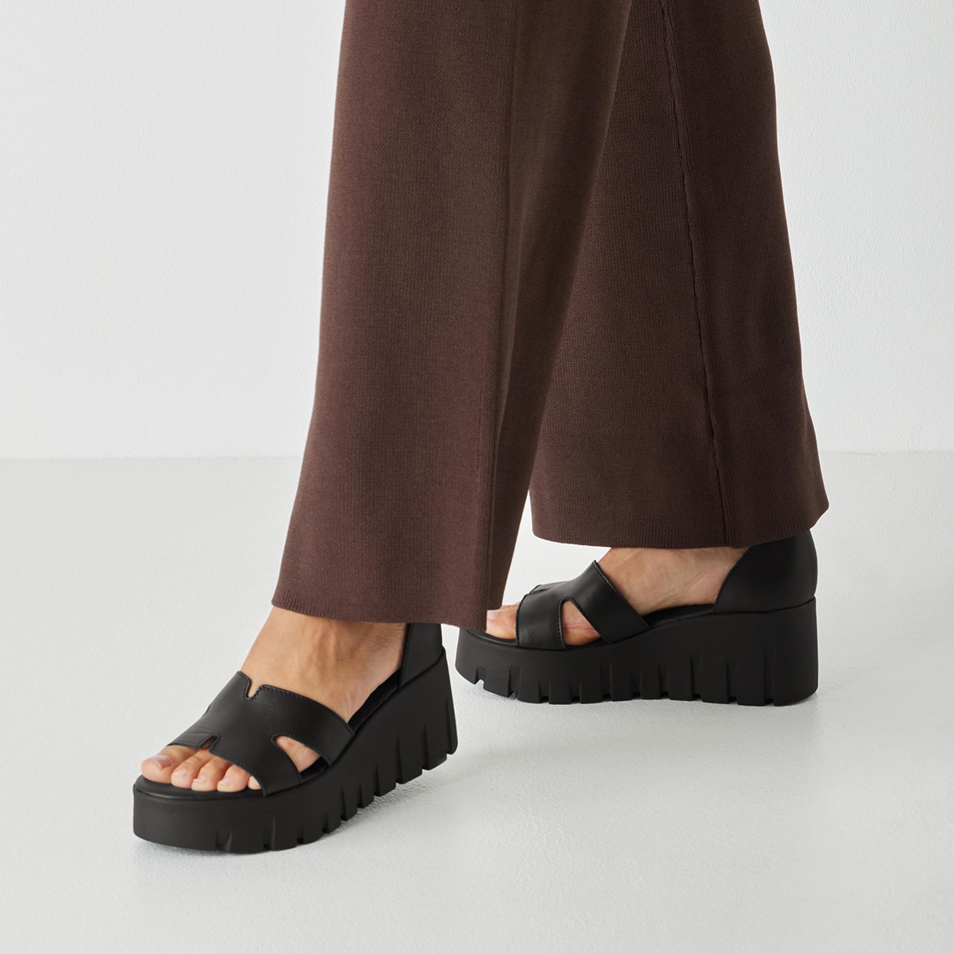 Tamaris Cobe Sandalen 1-28701-46 in Black Leather