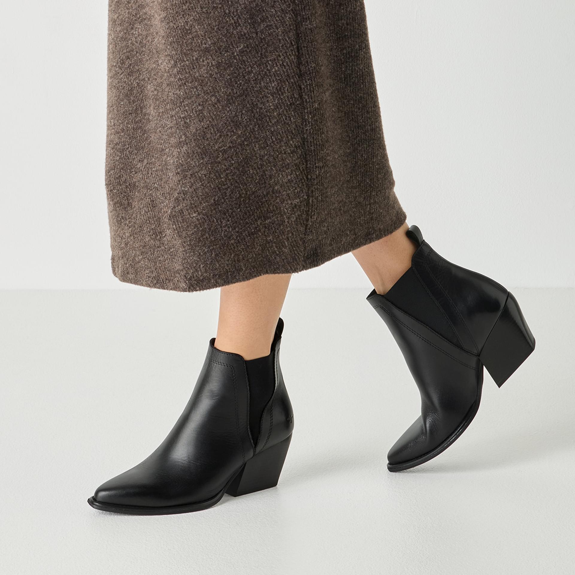 Tamaris Hira Chelsea Boots leer in Black Leather (SKU 1-25303-47--003)