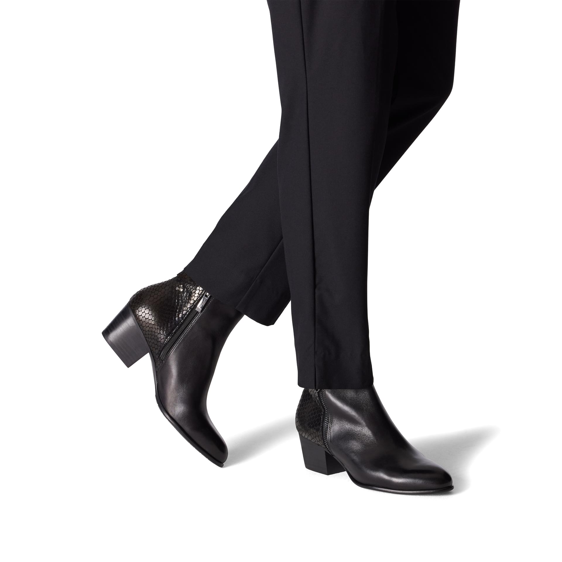 Tamaris Hotty Ankle Boots 1-25398-43 in Black/Struct.