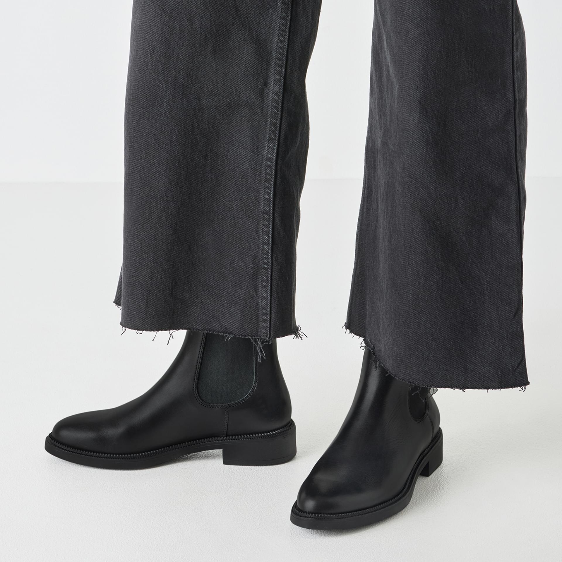 Tamaris Kimani Chelsea Boots 1-25302-45 in Black