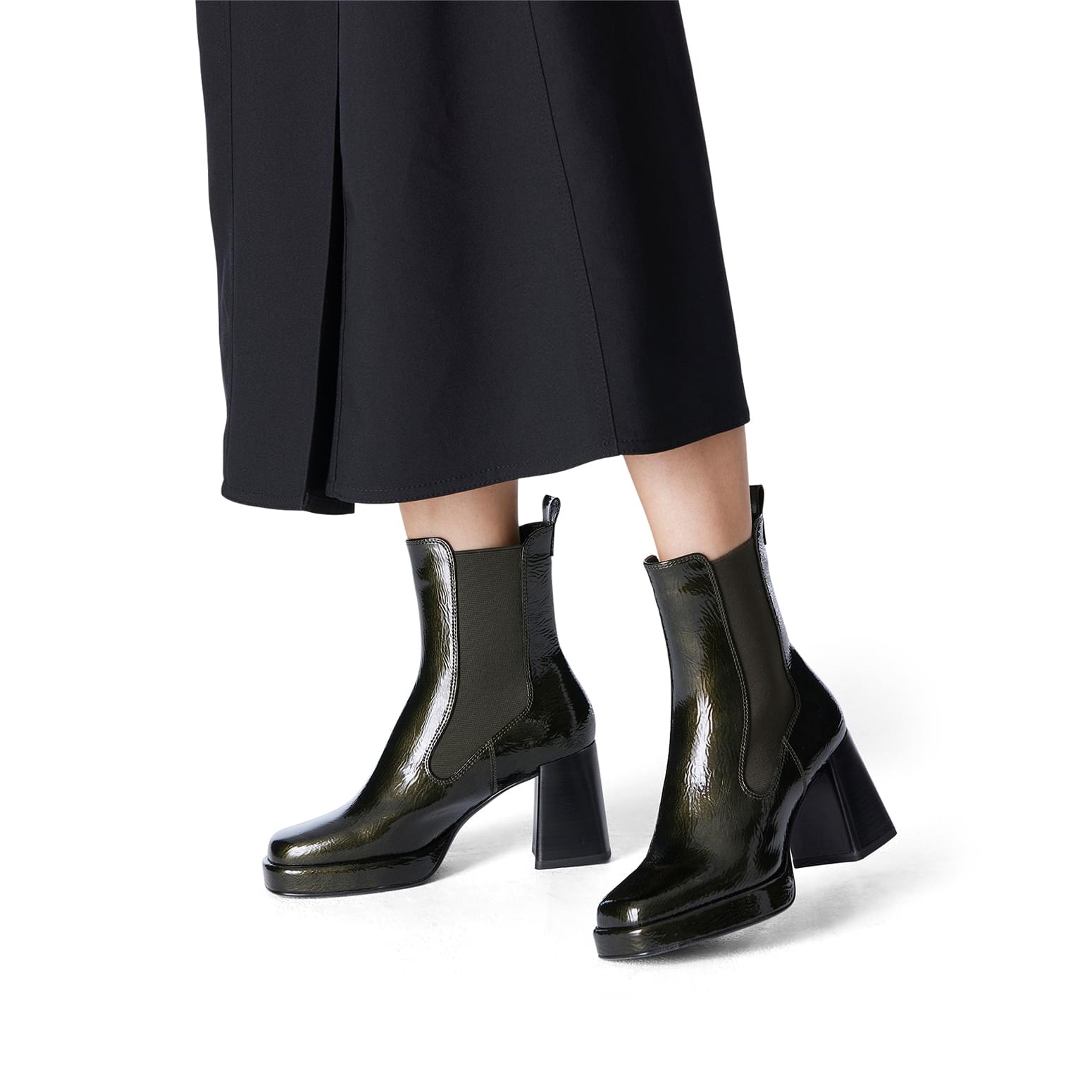 Tamaris Kyria Chelsea Boots 1-25002-41 in Olive