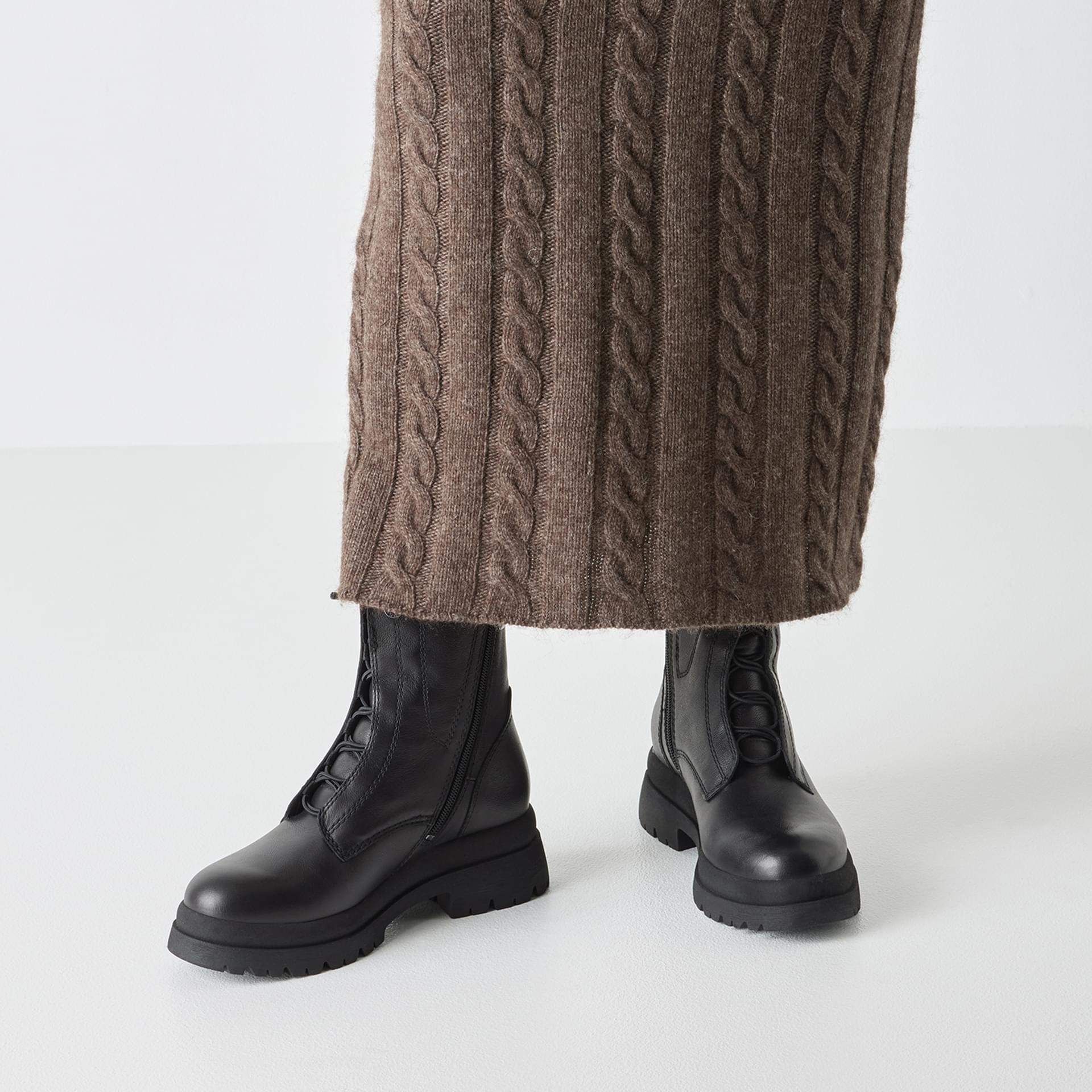 Tamaris Laurianna Enkellaarsjes 1-25253-45 in Black Leather
