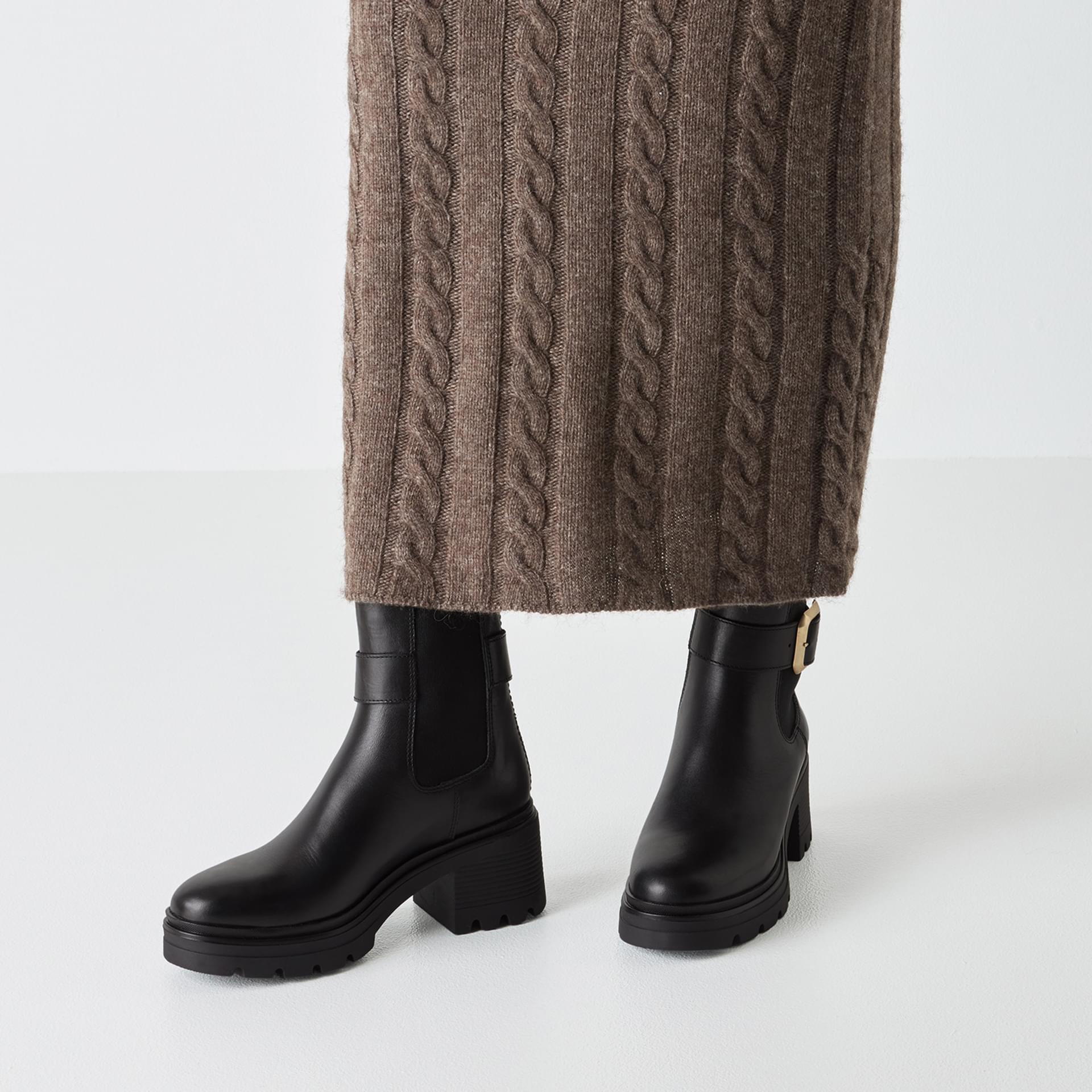 Tamaris Lipsia Chelsea Boots 1-25433-45 in Black