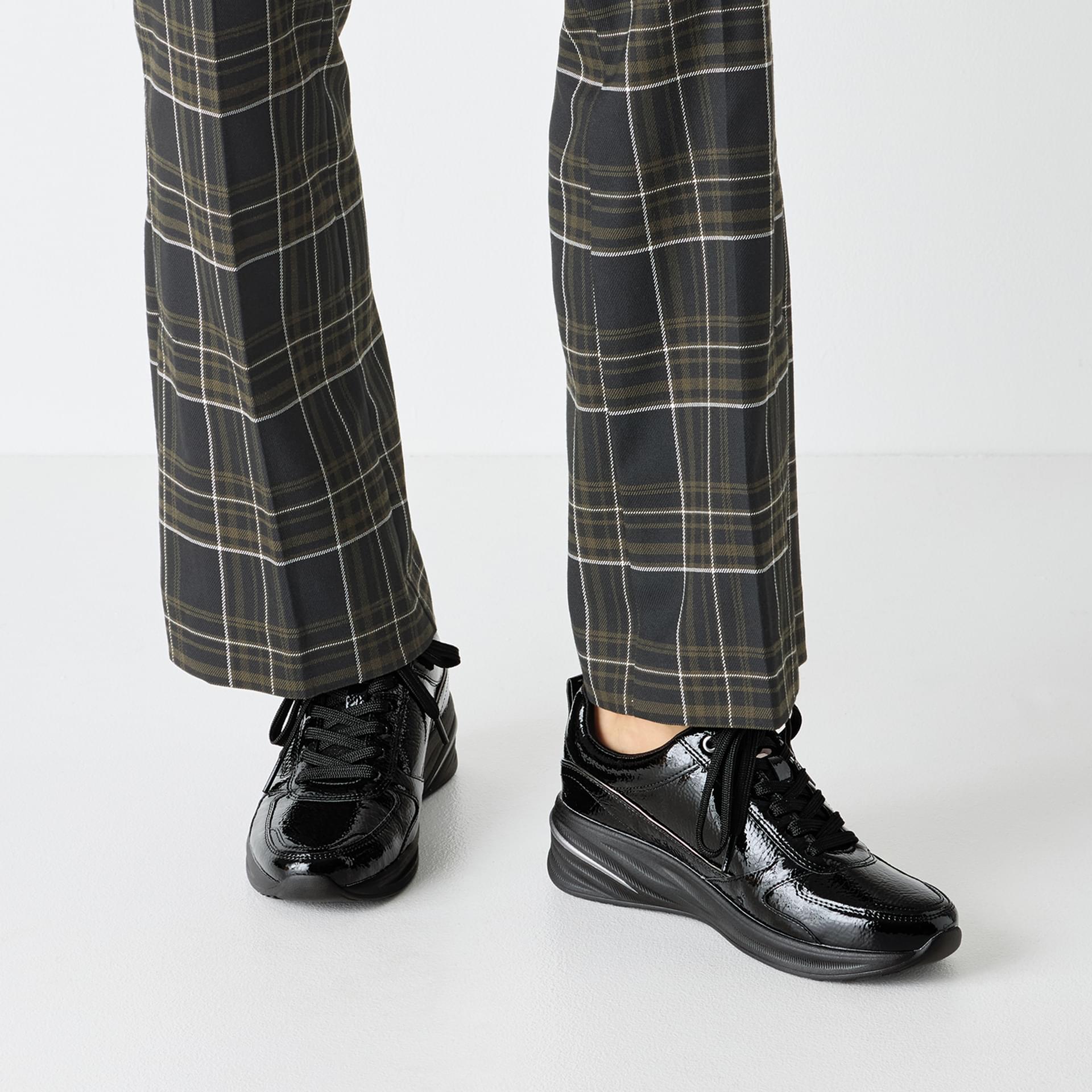 Tamaris Rea Sneakers 1-23754-45 in Black Patent