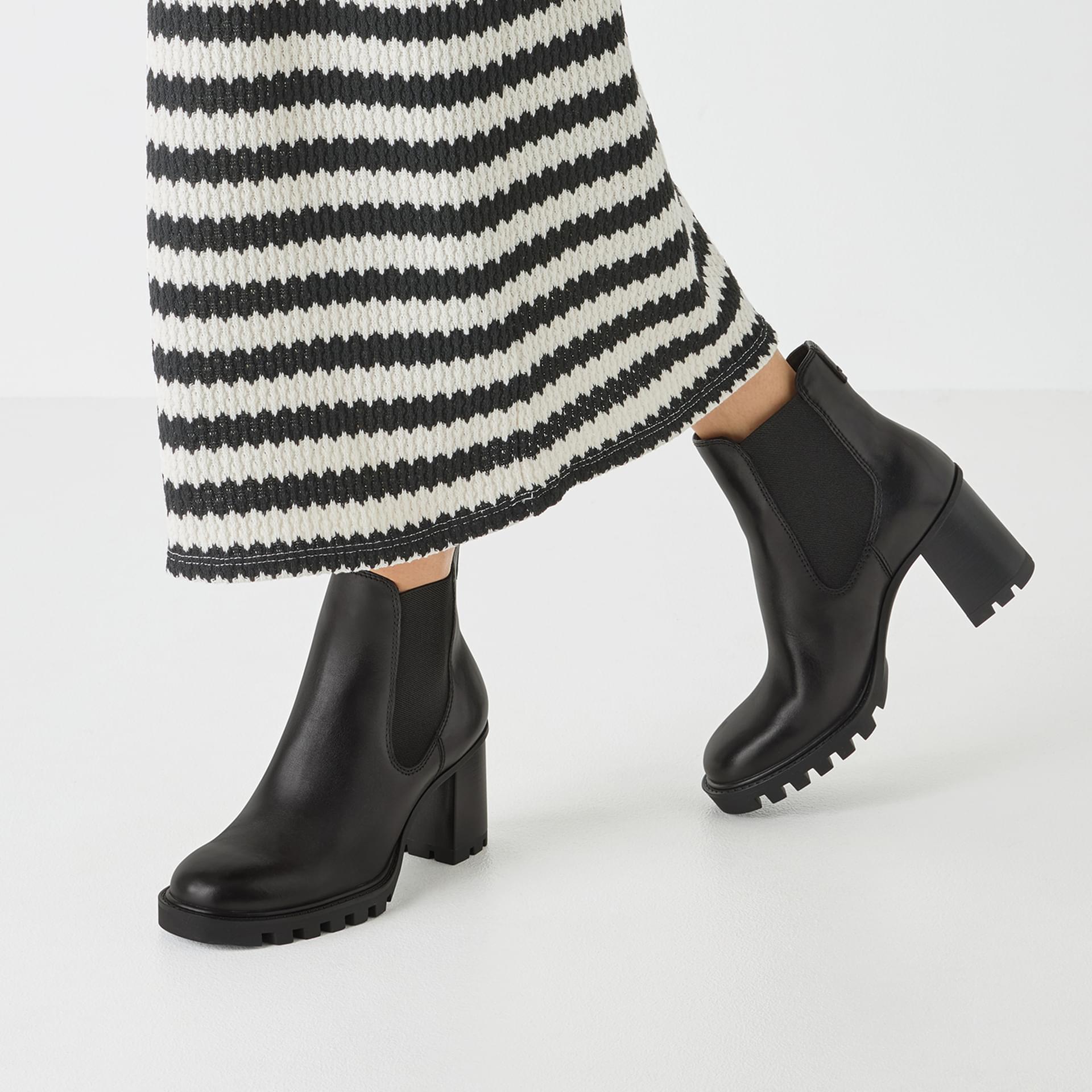 Tamaris Zendaya Chelsea Boots 1-25371-45 in Black Matt